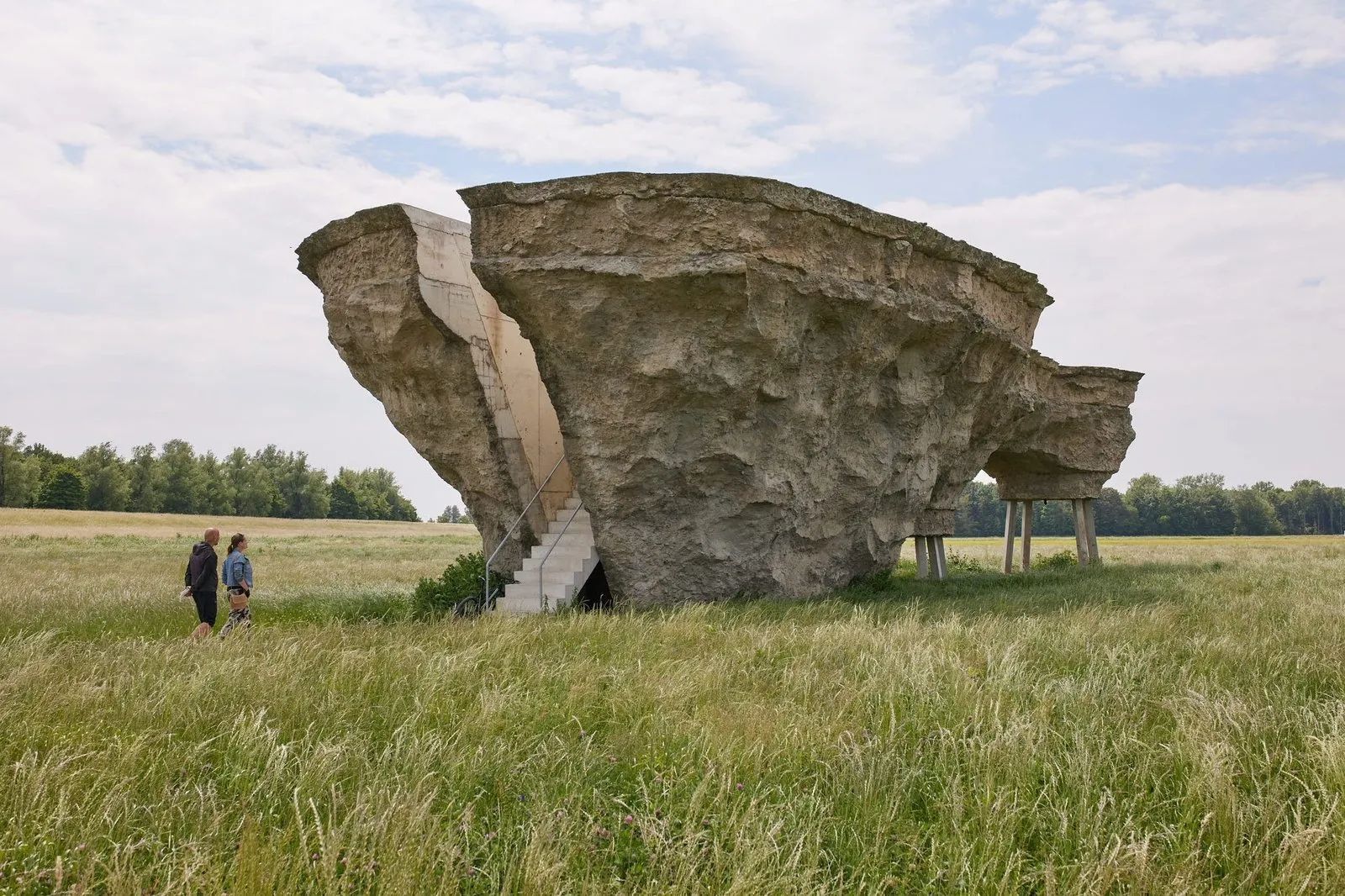 Riff, een betonnen kunstwerk in het Flevolandse landschap