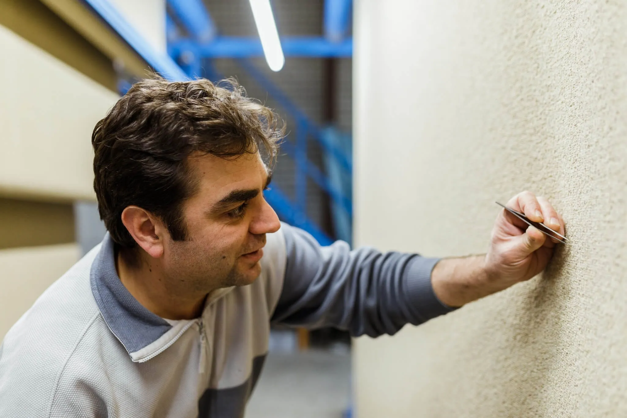 Nieuw geweven tapijt wordt nauwkeurig gecontroleerd