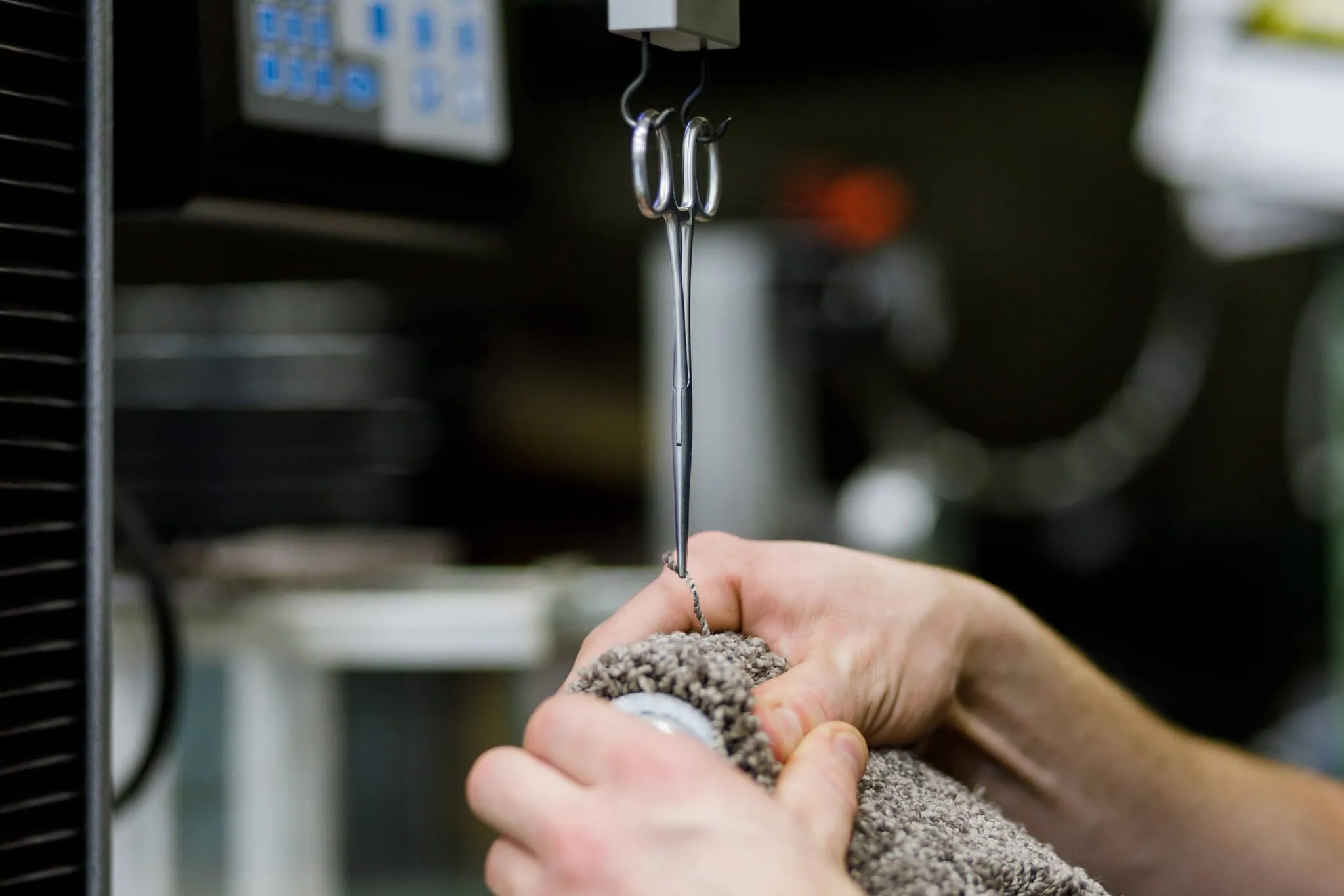 Twee tapijtstukken worden gelijmd met recyclebare lijm, Geleen